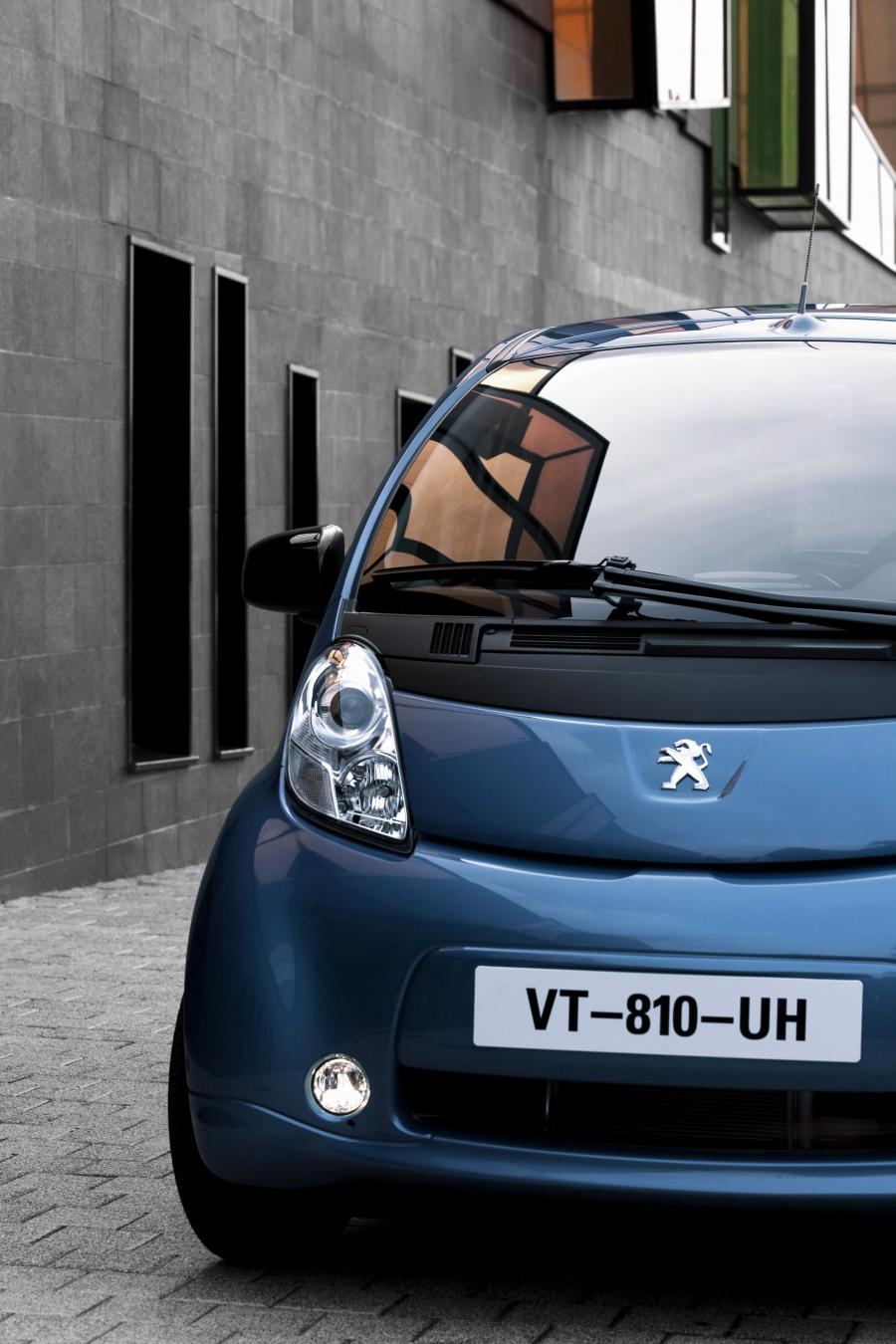  Peugeot iOn 2011 года  (фото 22 из 38)